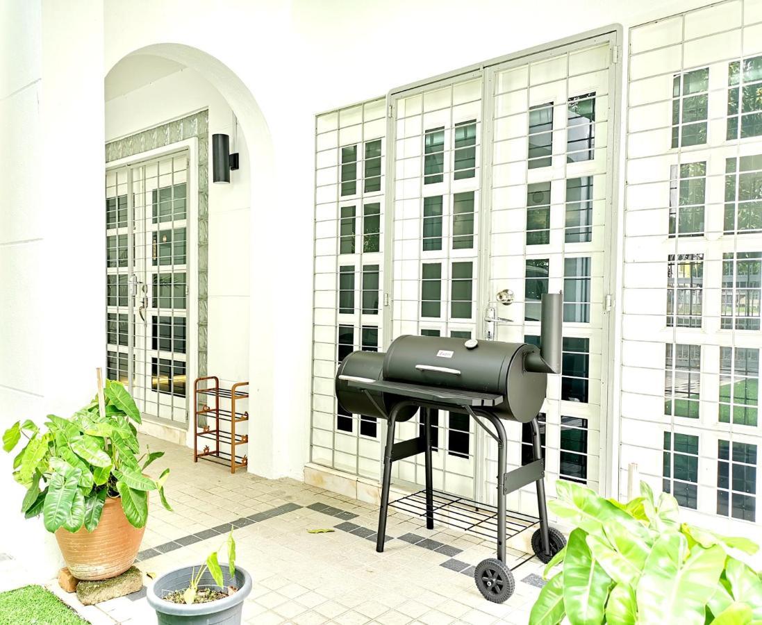527 Beachhouse L 5 Bedroom With Swimming Pool - 3Min Walk To The Beach Танджунг-Бунга Экстерьер фото