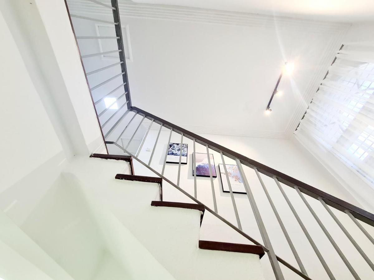527 Beachhouse L 5 Bedroom With Swimming Pool - 3Min Walk To The Beach Танджунг-Бунга Экстерьер фото